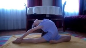 Упражнение : делаю махи в полушпагате