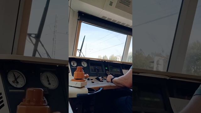 Плывёт как по волнам