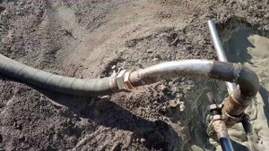 БУРИМ СКВАЖИНУ/20 МЕТРОВ ГЛИНЫ РУКАМИ/ИЩЕМ ВОДОНОС