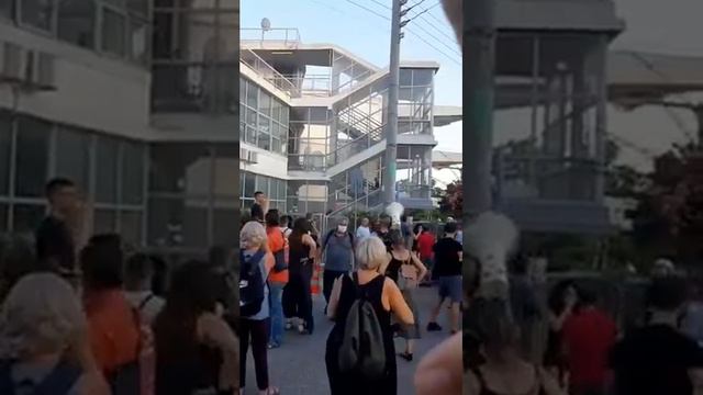 Άγρια γιούχα σε Κυριάκο Μητσοτάκη και Νίκη Κεραμέως στο Στρογγυλό σχολείο του Αγίου Δημητρίου