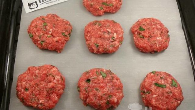 Мясные котлеты под шубой из овощей и сыра в духовке
