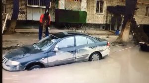 В «океане» на Ткачева в Волгограде снова утонула иномарка