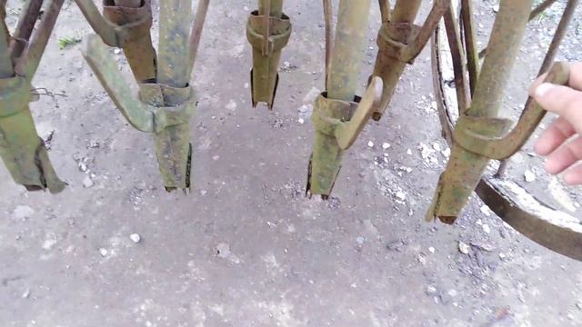 Конная сеялка очень древняя.