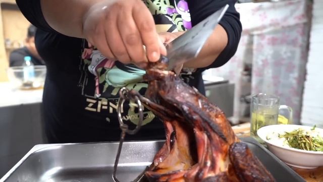 山上散养的大火鸡，猴哥用瓦缸烤大半天，和朋友们直接上手撕，得劲！【胖猴仔】
