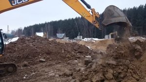 Экскаватор копает под собой