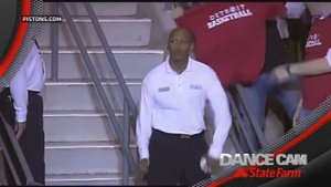 Пацан и охранник танцуют на трибуне DANCE CAM