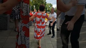 240804 Жители Орла поют танцуют в парке фонтан песни танцы частушки гармонь гармошка город Орёл (1)