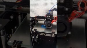 3D принтер делает брелок.