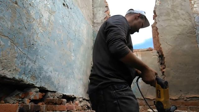 Дверной проём вместо окна в старом кирпичном доме.Разбор старой кладки.Ремонт кирпичного дома.