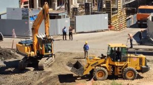 Трал привез Экскаватор на стройку - Видео про Экскаватор и Трал