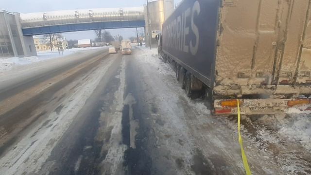 Вытаскиваем коллегу ушел с дороги зима суровая!!!