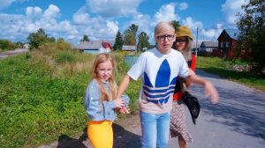 БОГАТЫЕ ШКОЛЬНИКИ В ДЕРЕВНЕ! ДЕРЕВЕНСКИЕ УСТРОИЛИ ПРОБЛЕМЫ
