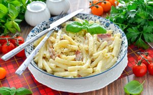 КАК ПРИГОТОВИТЬ МАКАРОНЫ С БЕКОНОМ СЛИВКАМИ И СЫРОМ