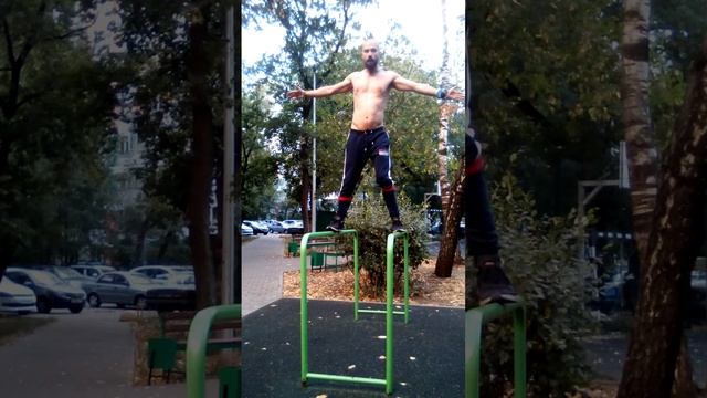 #balancing on double bars / #calisthenics