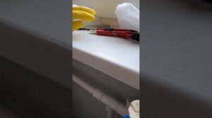 Старый въевшийся в пластик малярный скотч исчез на глазах. Мне удалось отмыть старую малярную ленту