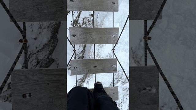 Прошлись бы?ПОДВЕСНОЙ МОСТ через ущелье! смотреть онлайн