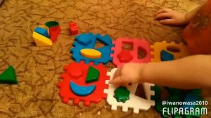 Ребёнок собирает сортёр-курносики