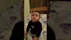 Родители смеются над ребёнком😅 Он не знает что можно рукой достать, и пытается достать глазами 😅