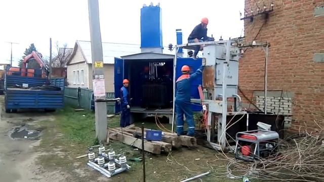 Электрики меняют на новую КТП. Угол Ленинградская\Почтовый смотреть онлайн