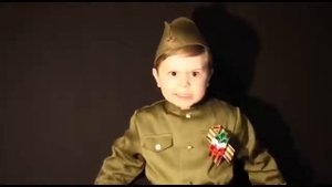 Маленький мальчик поёт песню нашей родины
