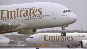 Один - огромный, а второй вообще - гигант. Boeing 777 и Airbus A380 авиакомпании Emirates. DME, 2022