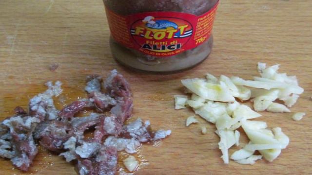 Паста с томатами анчоусами и чили