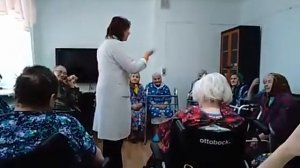 Бабушки из дома престарелых занимаются с психологом