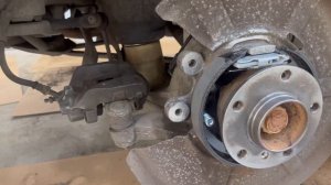 Замена колодок стояночного тормоза BMW 530d GT, 730d, X5, X6 (F07, F01, F02, E70, E71)