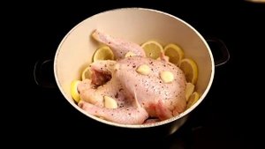 Курица запеченная в духовке с лимоном и чесноком.
