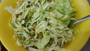 Салат с капустой и горошком