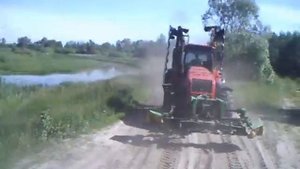 МТЗ-3522 едет с косой