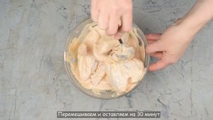 ? Куриные крылышки с картошкой в сметанно-томатном соусе (в мультиварке) — видео рецепт