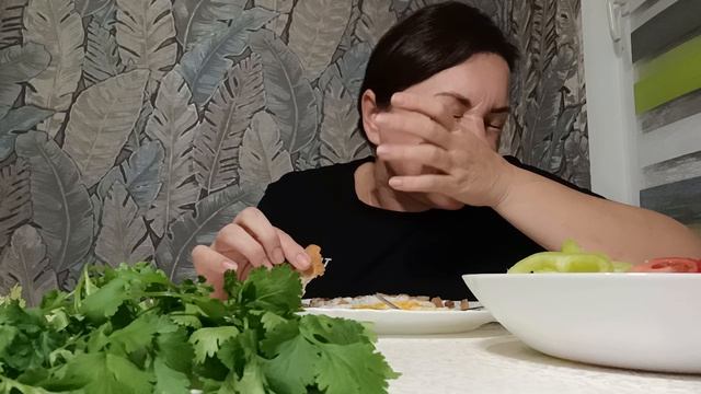 мукбанг Яичница на сале ? Любочка Михайловна за кадром ?  Всем ПРИЯТНОГО❗
