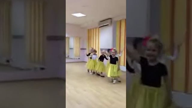 Веселые цыплята