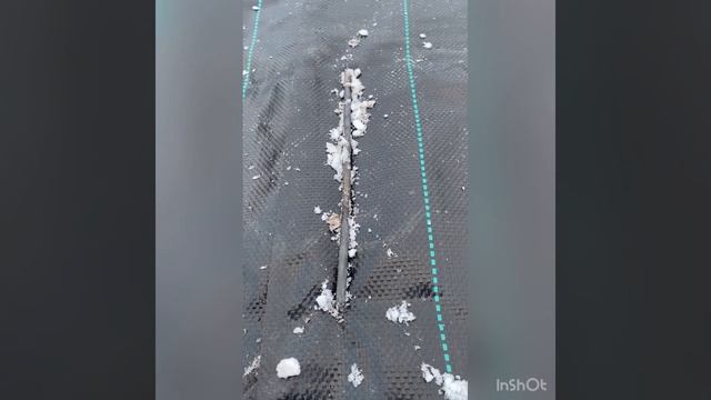 Застилаем геотекстиль от сорняков.