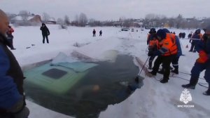 В Бирске на ледовой переправе под лед провалился грузовик