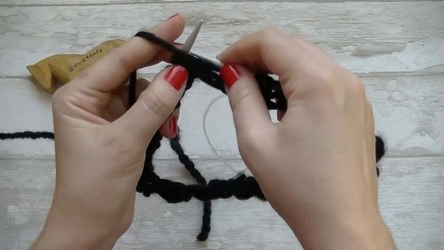 ШАПКА С ОТВОРОТОМ спицами ИЗ ТОЛСТОЙ ПРЯЖИ. АНГЛИЙСКАЯ РЕЗИНКА