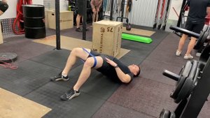 Ягодичный мостик с резинкой на полу