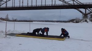 В Кинешме прошла тренировка по спасению утопающих в ледяной воде.