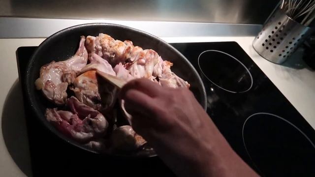 Кролик в сливочно-морковном соусе. Рецепты, Готовим в Праге #002 смотреть онлайн