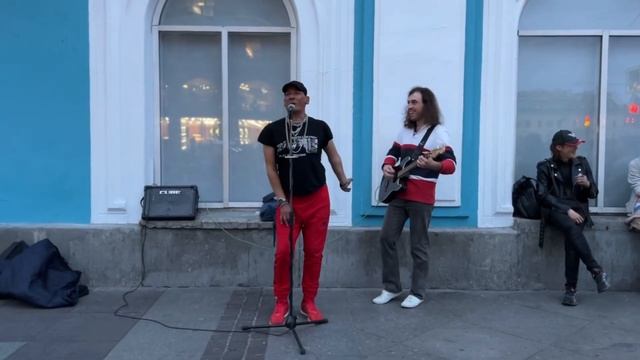 Танцор Майкл поет песню на Невском проспекте. Уличный музыканты.