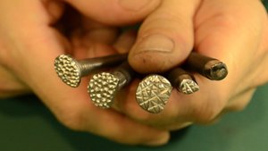 Штампы для кожи за 5 минут из гвоздей на коленке.