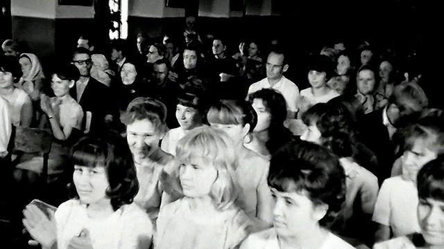 1968 год. Тюмень. Выпускники школы №6 получают аттестаты и гуляют на природе.