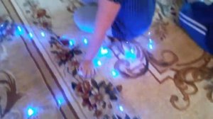 Новый год на носу. Наряжаем  ёлку гирляндой. We decorate the Christmas tree.