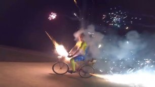 Велосипедист с фейерверками