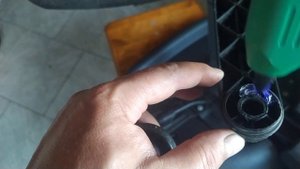 Вылетает ролик из крестовины офисного стула.Ремонт.