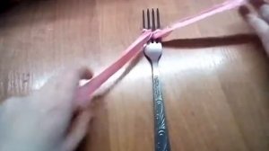 Как сделать мини бантик при помощи вилки? Легко и просто!