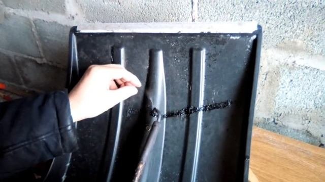 Ремонт лопаты для снега . Как отремонтировать пластмассовую лопату .