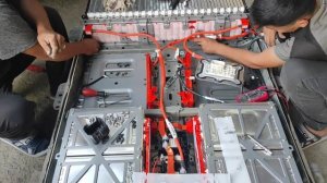 Замена аккумулятора на новую. Электромобиль NISSAN 24kW.