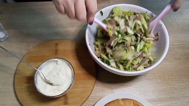 Языковый салат.Пита с салатом.